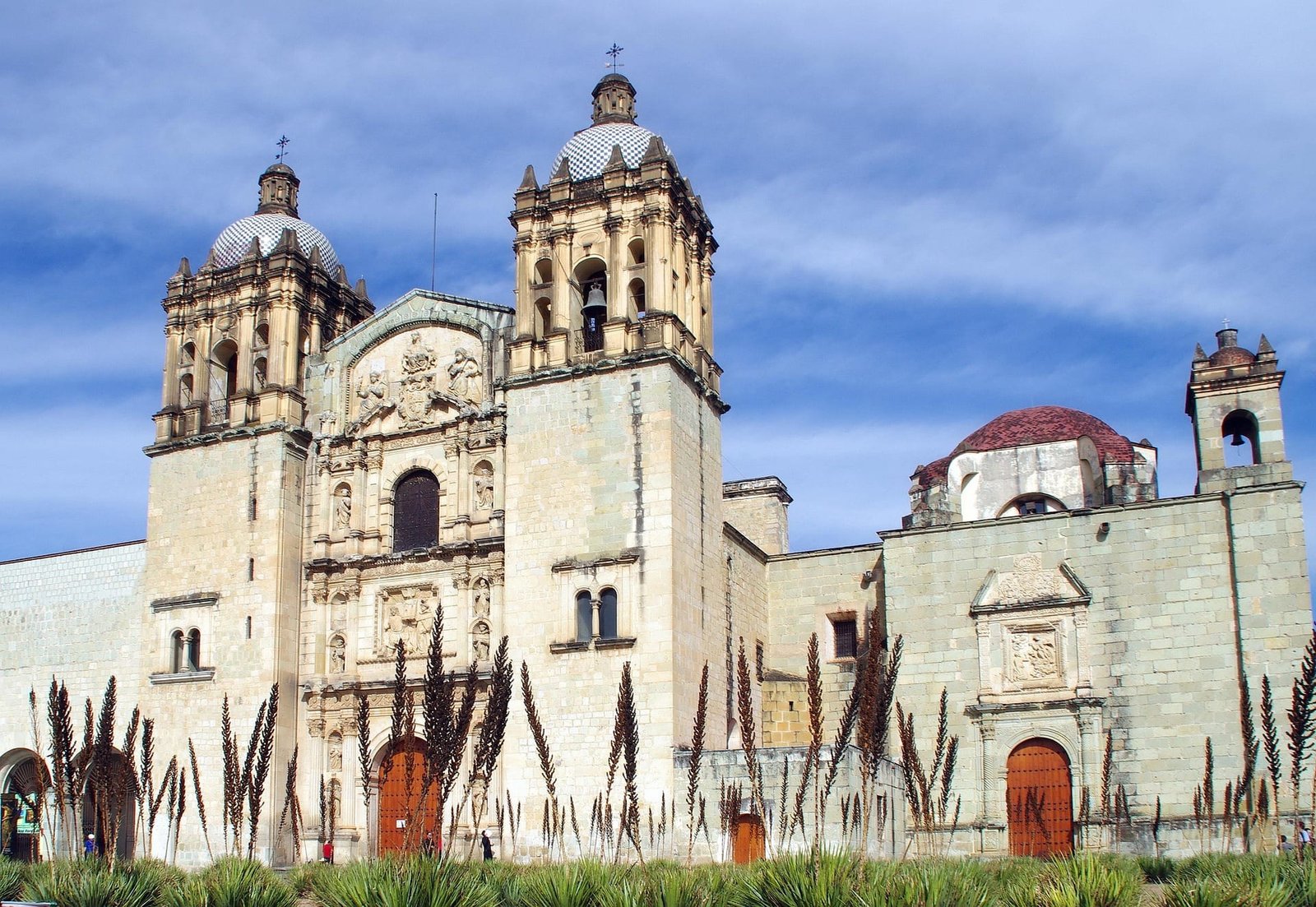 La catedral de Santo Domingo donde podemos notar un cielo bastante bajo de color y con pocas nubes pero que a su vez lo conforma un poco de vegetación fuera de lo común